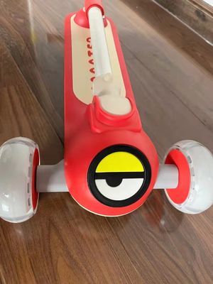 Un bouton pliable souple siège en cuir 3 roues Voyage sur scooter voiture pour les enfants et durable