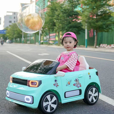 Conduite électrique en plastique sur une voiture de jouet 12v pour les enfants avec télécommande d'éducation précoce