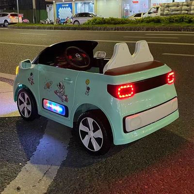 Conduite électrique en plastique sur une voiture de jouet 12v pour les enfants avec télécommande d'éducation précoce