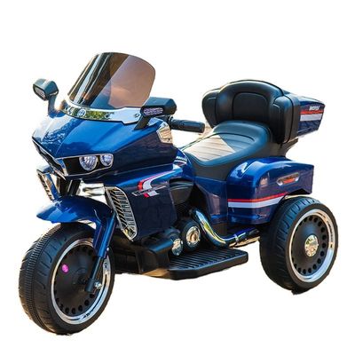 Des enfants en plastique montent sur une mini moto avec une fonction d'éducation précoce et une histoire anglaise