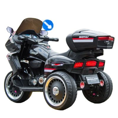 Des enfants en plastique montent sur une mini moto avec une fonction d'éducation précoce et une histoire anglaise
