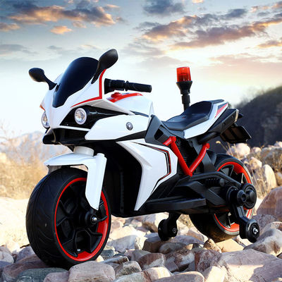 Voyage électrique des enfants sur la moto de la police, voiture à démarrage simple et feux de police
