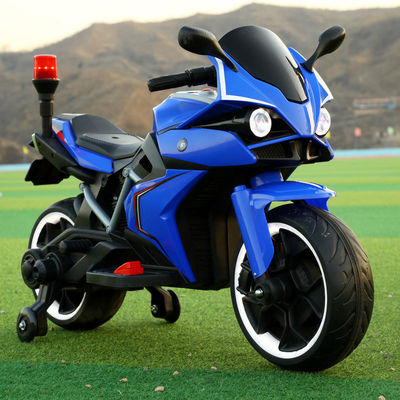 Voyage électrique des enfants sur la moto de la police, voiture à démarrage simple et feux de police