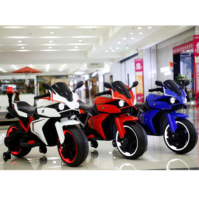 Voyage électrique des enfants sur la moto de la police, voiture à démarrage simple et feux de police