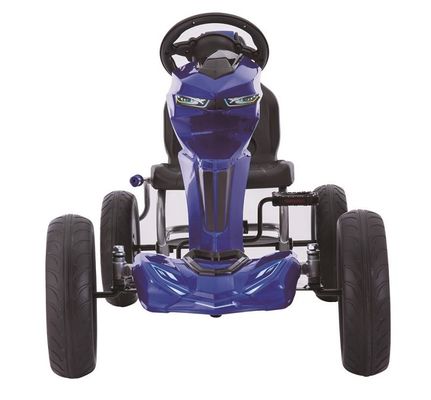 Les enfants montent sur une pédale de go-kart avec l'embrayage et le frein en plastique rouge