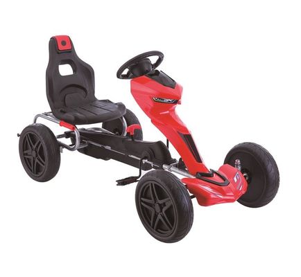 Les enfants montent sur une pédale de go-kart avec l'embrayage et le frein en plastique rouge