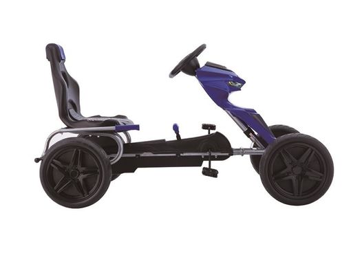 Les enfants montent sur une pédale de go-kart avec l'embrayage et le frein en plastique rouge