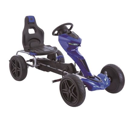 Les enfants montent sur une pédale de go-kart avec l'embrayage et le frein en plastique rouge