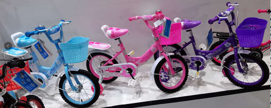 Vélo à pédales de 14 pouces à deux roues avec manette à pulvérisation et panier en plastique de couleur correspondante